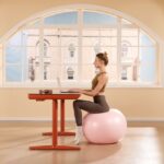 Ejercicio de ‘escritorio’: rutina de 7 minutos para hacer en la oficina (o en la mesa de la cocina) y evitar el dolor de espalda