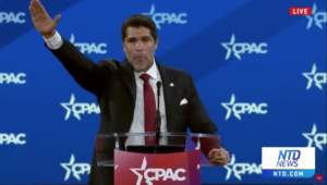 Verástegui genera controversia con saludo polémico en evento conservador en EUA