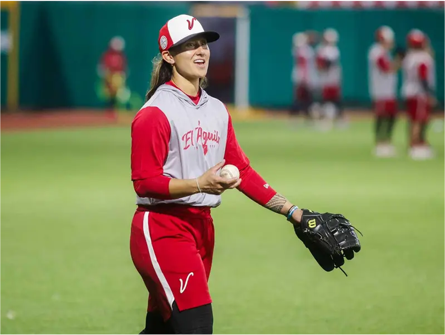 Kelsie Whitmore- la mujer que podría romper barreras en la Liga Mexicana de Beisbo