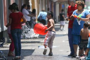 MÉXICO, D.F., 23ABRIL2011.- Un grupo de vecinos del Centro Histórico conformados por adultos, jóvenes y niños pasaron por alto la recomendaciones de abstenerse de desperdiciar el agua en el Sábado de Gloria. La Secretaría de Seguridad Pública había señalado que las personas que fueran sorprendidas tirando el líquido serán detenidas y remitidas al Juzgado Cívico, donde se les impondrá una multa de hasta 30 días de salario mínimo, equivalentes a mil 724 pesos, o de lo contrario, un arresto inconmutable de 20 a 36 horas.FOTO: MOISÉS PABLO/CUARTOSCURO.COM