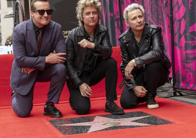 La banda Green Day recibe su estrella en el Paseo de la Fama de Hollywood