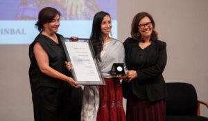 Elena de la Luz Ramírez, leyenda viva del son jarocho, recibe la Medalla Bellas Artes