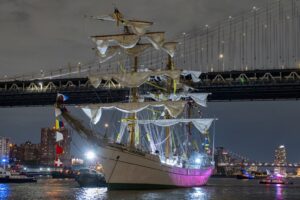 El buque mexicano no recibía asistencia de remolcador, pese a malas condiciones marítimas