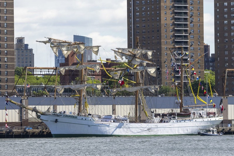Mexican Navy training ship hits Brooklyn Bridge in New York