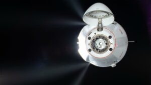 Una cápsula Dragon ya está rumbo a California con muestras científicas de la EEI