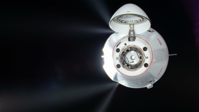 Una cápsula Dragon ya está rumbo a California con muestras científicas de la EEI