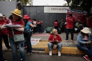 Conflicto entre Sheinbaum y maestros escala con amenaza de "boicot" a elección judicial