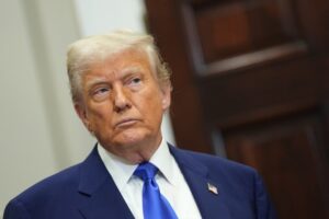 Corresponsales de la Casa Blanca protestan por exclusión de agencias del avión de Trump