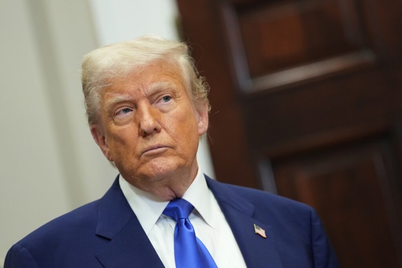 Corresponsales de la Casa Blanca protestan por exclusión de agencias del avión de Trump