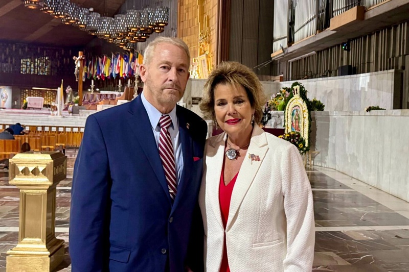 embajador-ron-johnson-esposa-alina-1536x1024