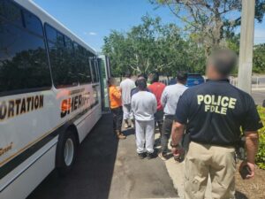 Unas 1.100 personas son arrestadas en el mayor operativo migratorio en historia de Florida