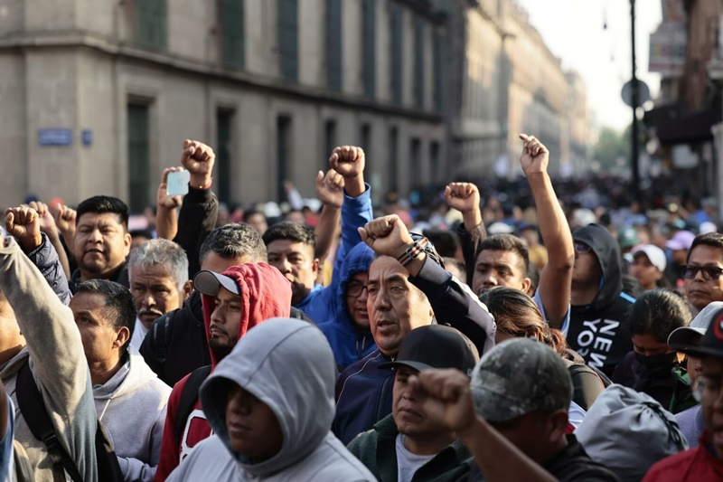 Maestros bloquean acceso a Palacio Nacional antes de conferencia de presidenta de México