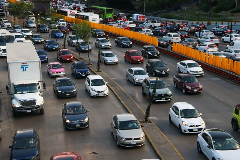 Mucho tráfico en la Ciudad, circuito interior en hora pico.