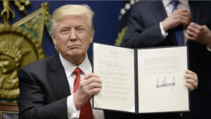 ¡La salida es gratis! Trump firma orden para facilitar autodeportación de indocumentados