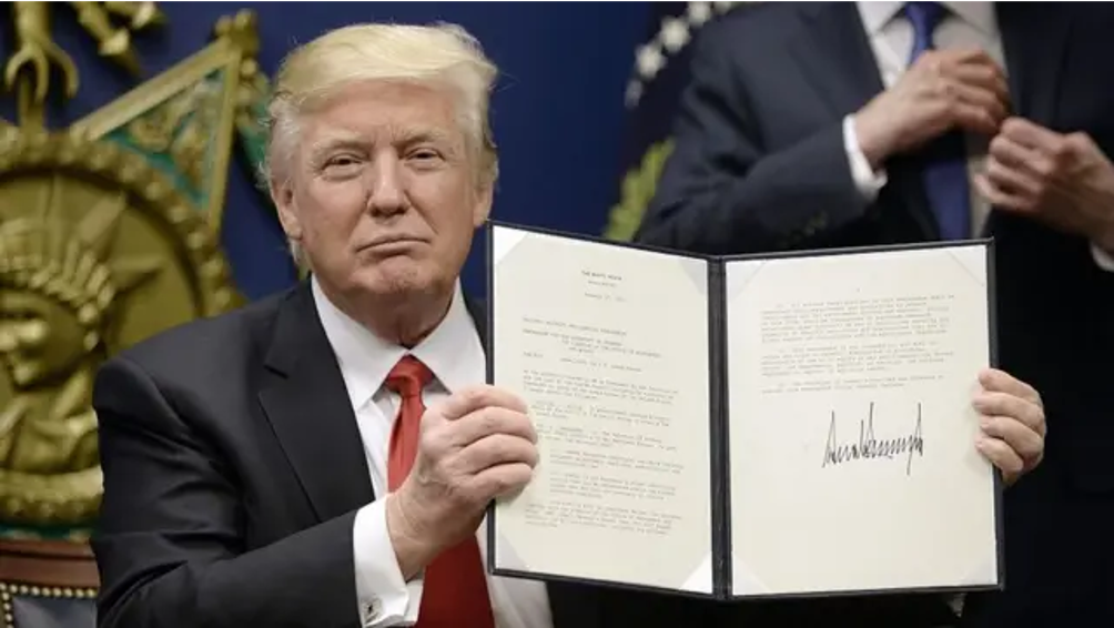 ¡La salida es gratis! Trump firma orden para facilitar autodeportación de indocumentados