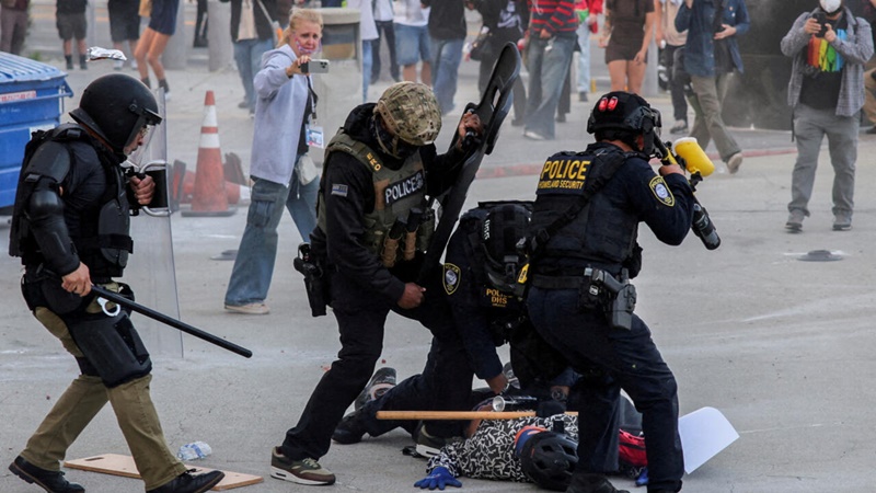 2025-06-12T090114Z-1082017127-RC2EXEA6WL5W-RTRMADP-3-USA-MIGRATION-GOVERNORS