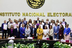 Celia Maya García recibe constancia para el Tribunal de Disciplina Judicial-2