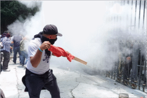 Encapuchados intentan irrumpir en Segob en plena reunión con la CNTE