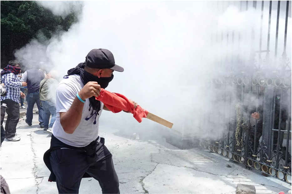 Encapuchados intentan irrumpir en Segob en plena reunión con la CNTE