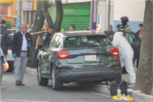 Investigan a policías por alterar escena del crimen de colaboradores de Clara Brugada en CDMX