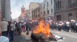 Maestros de la CETEG prenden fuego en sede del SNTE- denuncian desvío de recursos y abandono