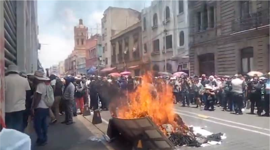 Maestros de la CETEG prenden fuego en sede del SNTE- denuncian desvío de recursos y abandono