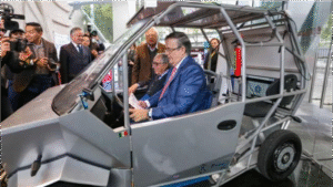 Marcelo Ebrard prueba el primer auto mexicano de hidrógeno creado por el IPN
