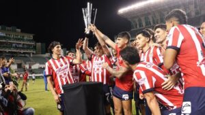 chicharito-desprecia-copa-morelos-y-lanza-promesa-yo-voy-levantar-otra-al-final-del-torneo