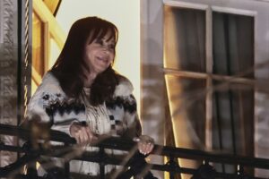 La condena a Cristina Fernández añade un cariz político a la protesta social en Argentina