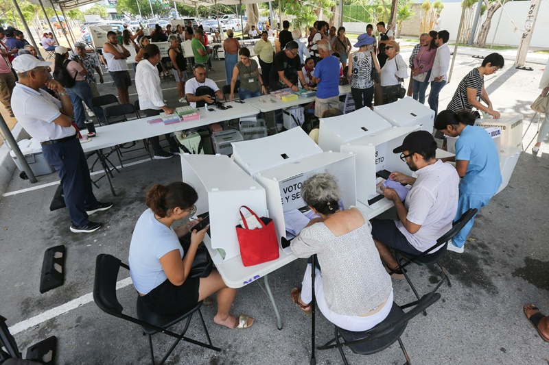 Abren los centros de votación para la inédita elección judicial en México