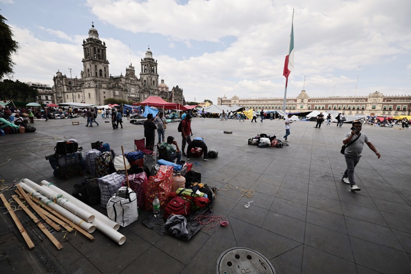 Maestros inician retiro de plantón en Ciudad de México tras más de tres semanas de paro