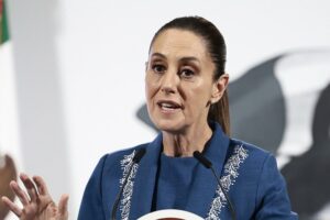 Sheinbaum expresa rechazo a redadas contra personas que trabajan "honestamente" en EE.UU.