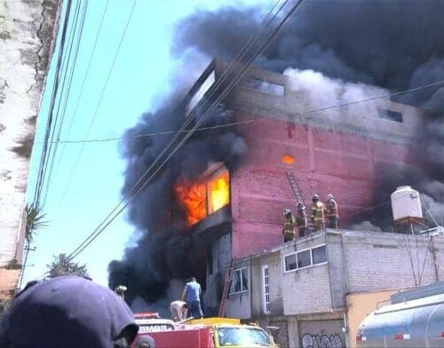 Incendio arrasa fábrica de colchones en Ecatepec; Mexicable suspende servicio