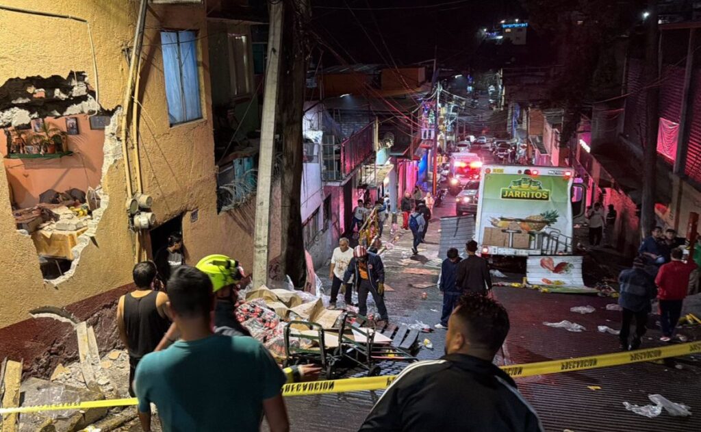 camion-de-refrescos-choca-contra-una-casa-en-la-bajada-del-diablo-en-la-alvaro-obregon