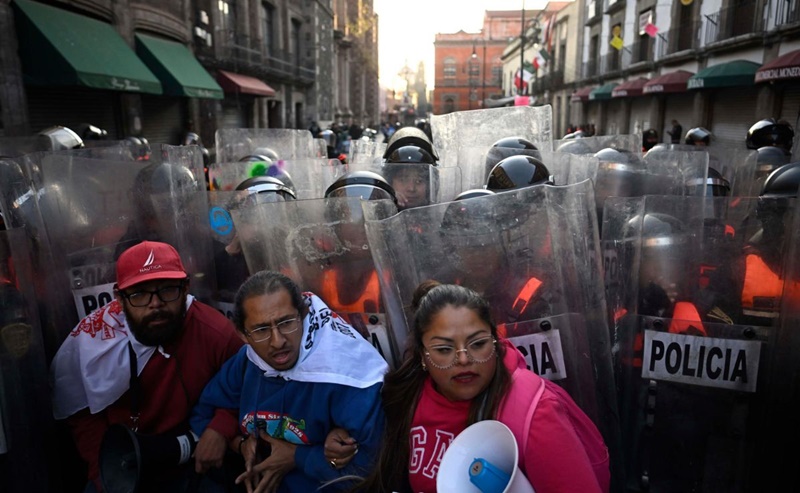 enfrentamiento-entre-la-cnte-y-policias-en-el-centro-historico-de-la-cdmx