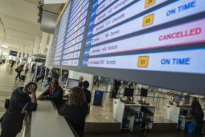 Más de 800 vuelos cancelados en EEUU en &quot;inédita&quot; reducción de tráfico por cierre federal