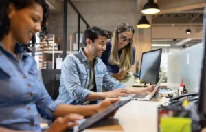 workers_at_desk_in_office_fri_no.KGpGdQHT6BZeUo8u