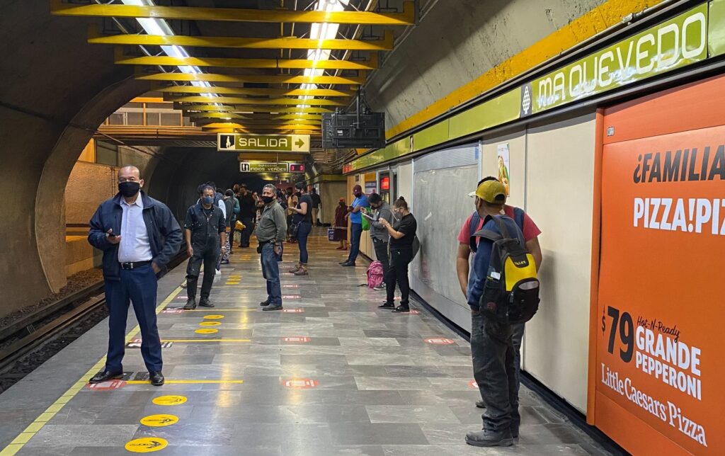 Usuarios esperan arribo del tren en la estación Miguel Ángel de Quevedo.