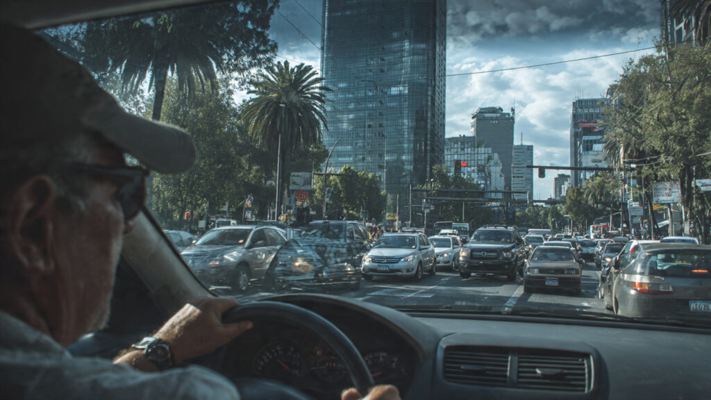 un_automovilista_mexicano_molesto_porque_no_puede