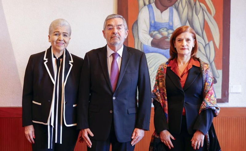 canciller-de-la-fuente-con-luz-elena-banos-y-ana-luisa-vallejo