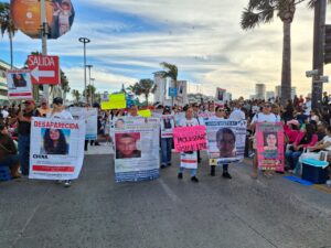 familiares-de-desaparecidos-marchan-en-el-carnaval-de-mazatlan-2026-9
