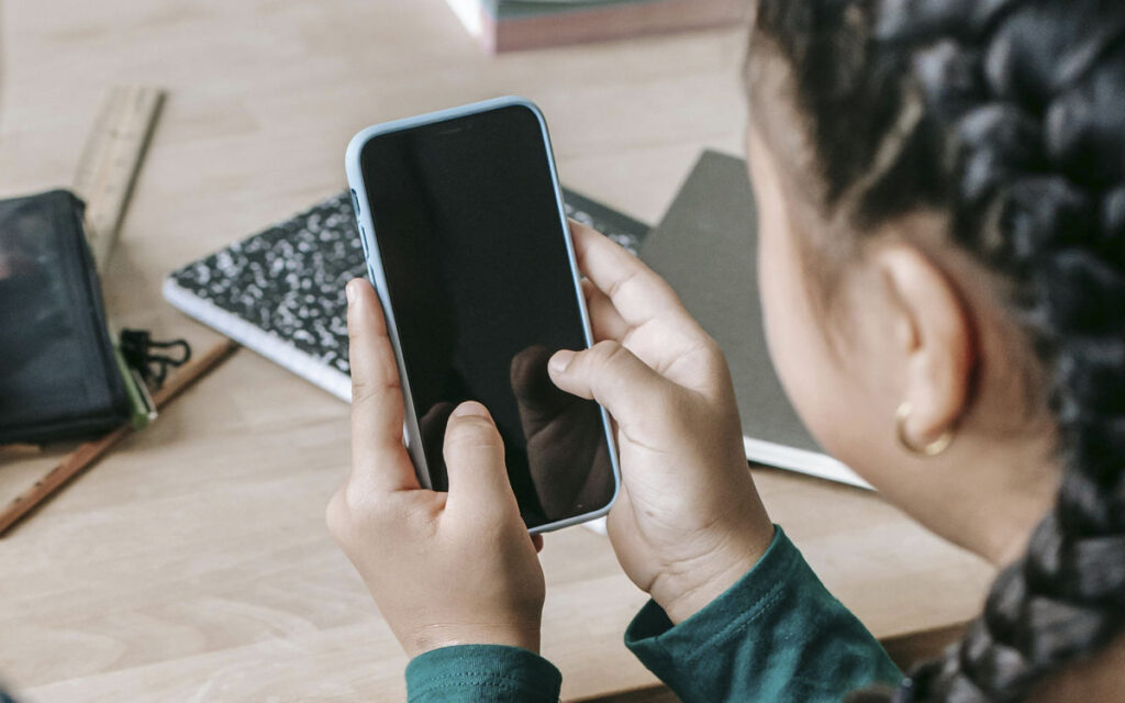 nino-adolescente-telefono-celular-movil-pexels-21072025