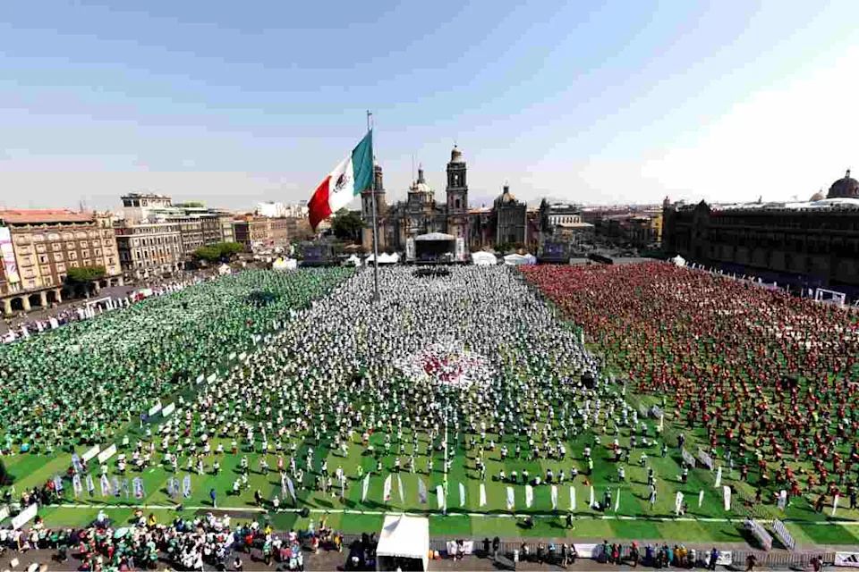 CDMX rompe Récord Guinness con clase masiva de futbol en el Zócalo