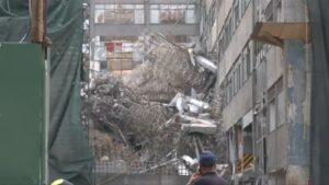 Colapsa edificio en San Antonio Abad; reportan personas atrapadas bajo escombros