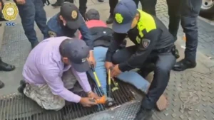 mujer-queda-atrapada-en-rejilla-en-centro-historico