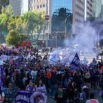 Vallas y luces moradas marcan preparación del Zócalo para marcha del 8M